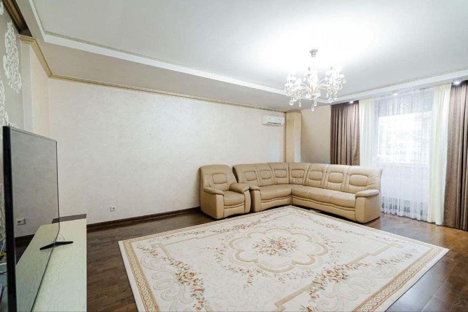 Cathedral Park And Pedestrian Zone Ultracentral Cozy Apartment In 키시나우 외부 사진